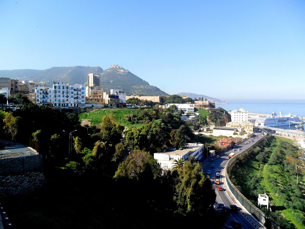 Photo réelle d'Oran : le front de mer, le port et le fort Santa Cruz